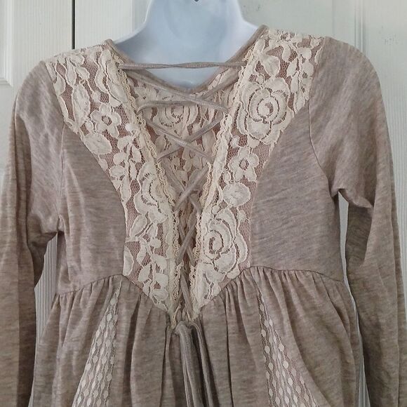 Altar'd State oatmeal color long sleeve pleated blouse Sz M EUC - Picture 6 of 7